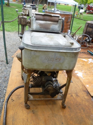Faye's latest Relic, a Maytag with the original gas engine, and it works and runs.